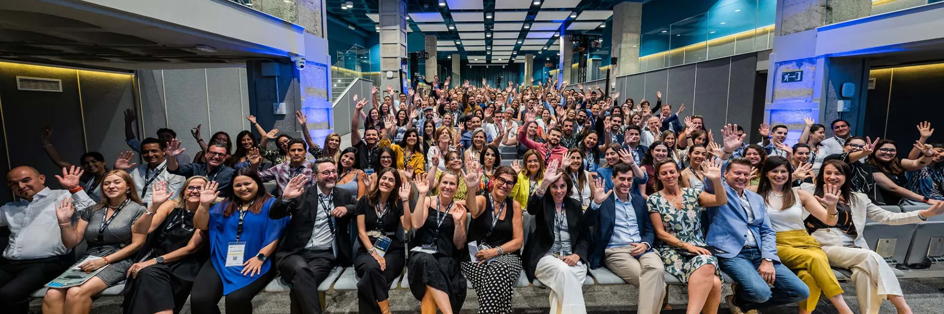 Los asistentes se despiden del evento