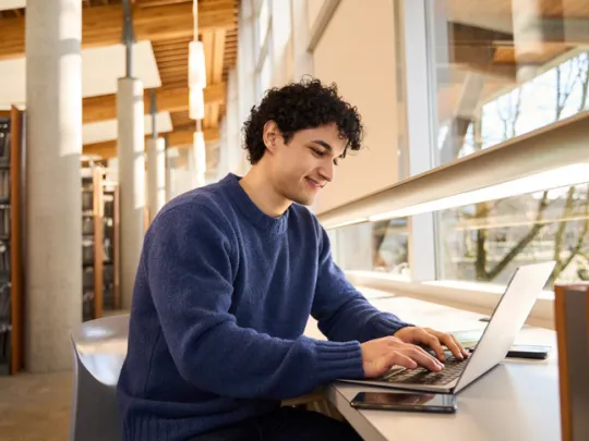 Card Informe Elearning chico estudiando