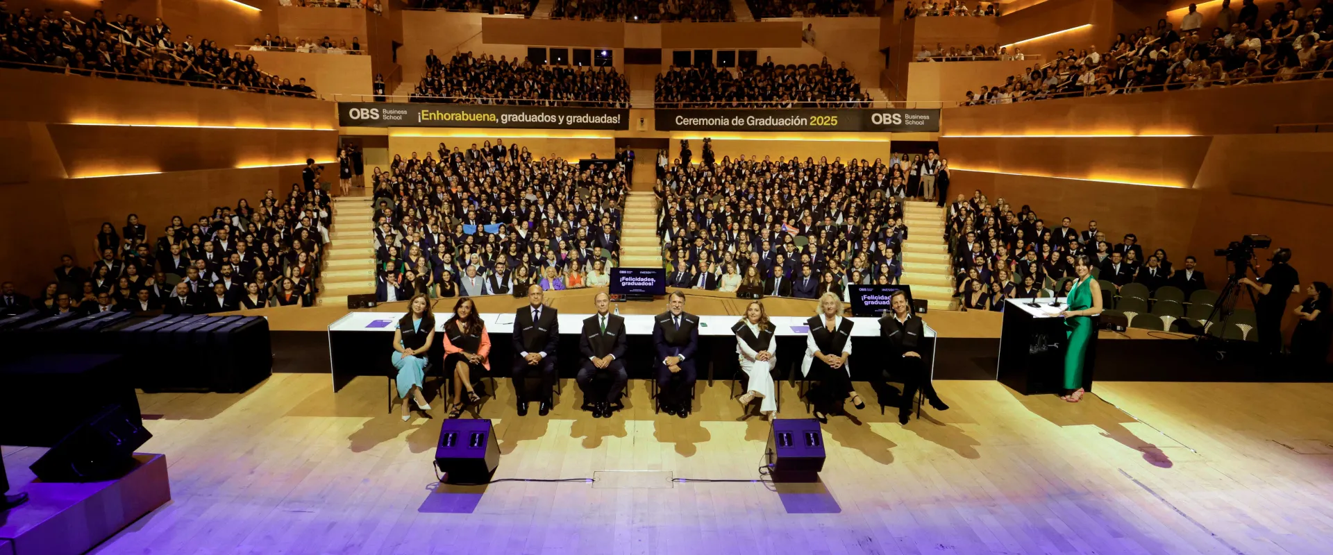 Foto desde el escenario en la Graduación 2025