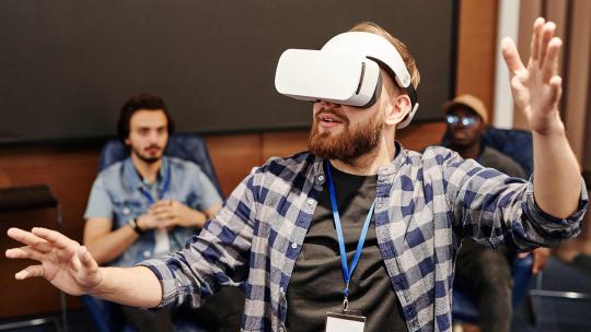 Lee en el artículo de OBS cómo la realidad virtual se inserta en el mundo de la educación