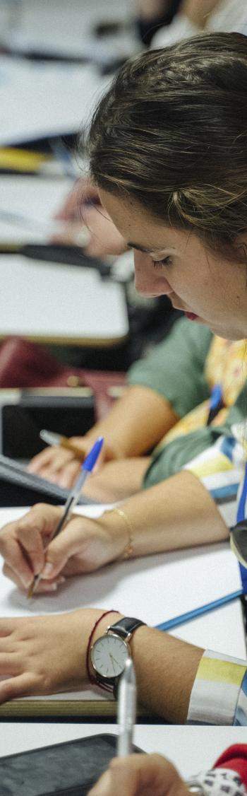 Estudiantes aplaudiendo ante el reconocimiento de Eduniversal de OBS Business School